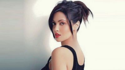 পুরুষ সহকর্মীকে যৌন হেনস্থা করলেন রিয়া!