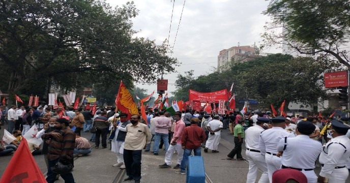 ধর্মঘটের সমর্থনে কলকাতায় বামেদের বিক্ষোভ, পুলিশের লাঠি