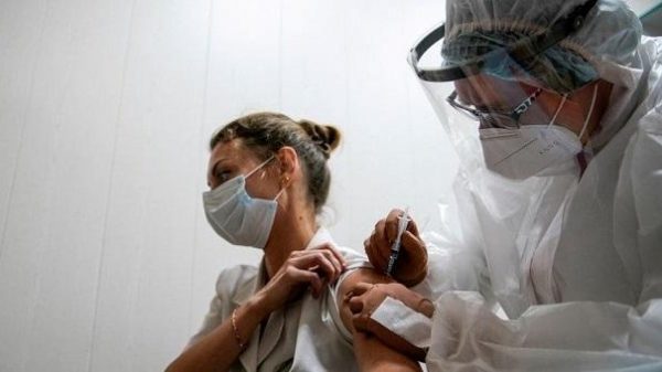 অবশেষে গণহারে ভ্যাকসিন দিচ্ছে রাশিয়া