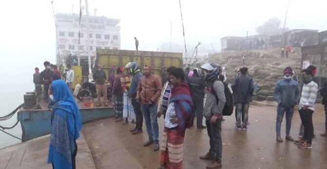 সাড়ে ৬ ঘণ্টা পর দৌলতদিয়ায় ফেরি চলাচল স্বাভাবিক