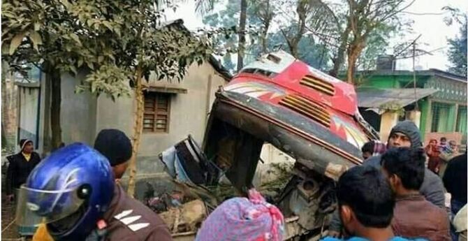 জয়পুরহাটে বাস-ট্রেন সংঘর্ষে নিহত ১১