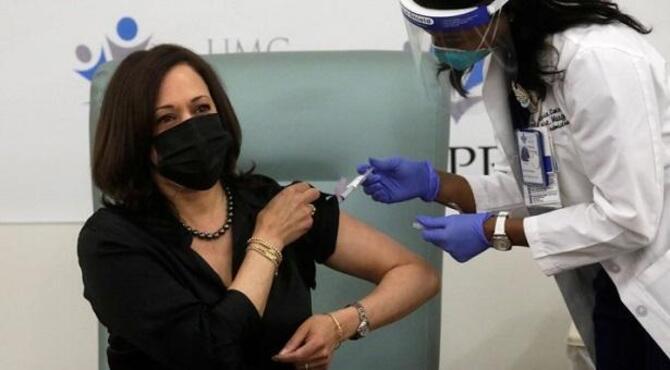 করোনা টিকা নিলেন কামালা হ্যারিস