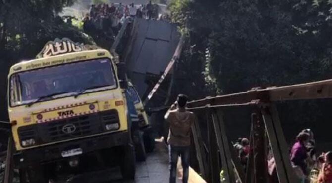 দীঘিনালায় ব্রিজ ভেঙে খালে ৩ পরিবহন, যোগাযোগ বন্ধ