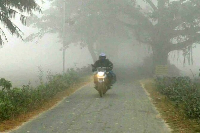 হিলিতে বাড়ছে শীত, ঝিরঝির করে পড়ছে ঘন কুয়াশা