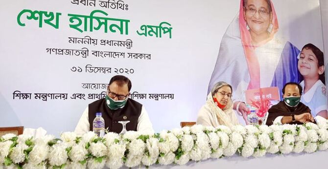 ‘নতুন বই তুলে দিতে পারলে তারা অনেক আনন্দ পায়’