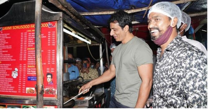 ভক্তের রেস্তোরাঁয় সোনু সুদ, খেলেন রান্না করে