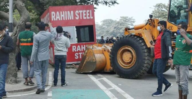 সাইকেল লেন থেকে পুলিশবক্স উচ্ছেদ করল ডিএনসিসি