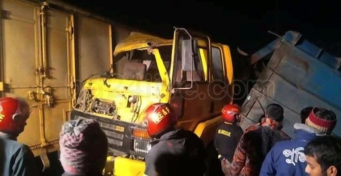 দিনাজপুরে ট্রেন-ট্রাক সংঘর্ষে গেটম্যান নিহত