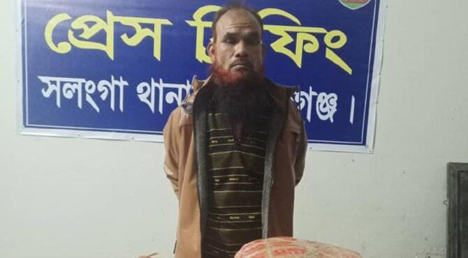 বাসে ১৬ কেজি গাঁজা, মাদক ব্যবসায়ী আটক