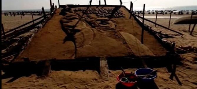 সমুদ্র সৈকতে বঙ্গবন্ধুর সবচেয়ে বড় ভাস্কর্য