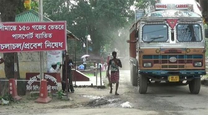 হিলি স্থলবন্দর দিয়ে আমদানি-রপ্তানি শুরু