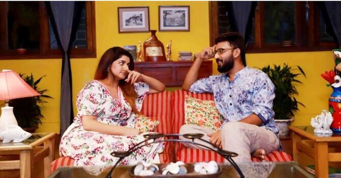 রহস্যময় টুইন রিটার্নস নিয়ে এলেন সাবা, সঙ্গে মনোজ