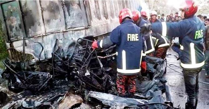 সিলেটে ট্রাক-মাইক্রো সংঘর্ষে সিলিন্ডার বিস্ফোরণ, নিহত ৩