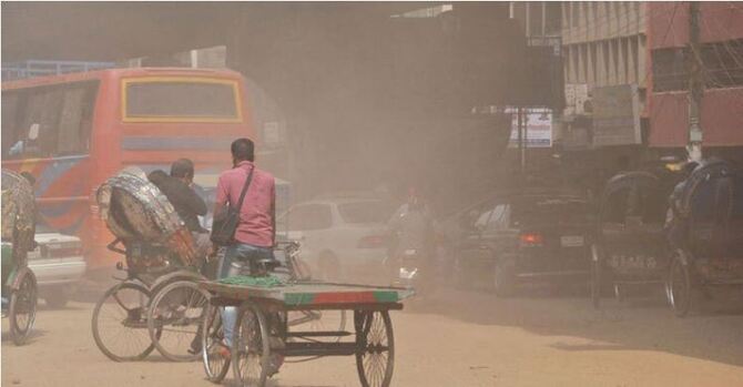 ধুলায় ধূসর রাজধানী, ওঠানামা করছে বায়ুর মান