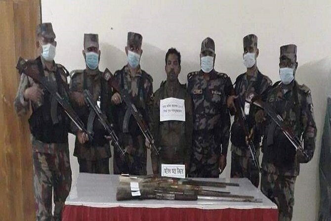 গহীন পাহাড় থেকে ৫টি আগ্নেয়াস্ত্রসহ আটক ১