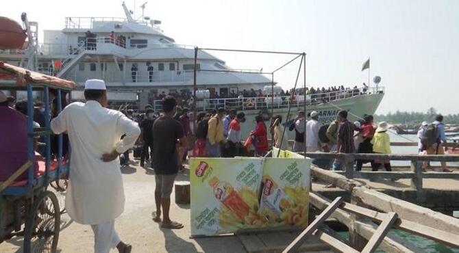 নড়বড়ে এক জেটিতেই ৭ জাহাজ, বড় দুর্ঘটনার শঙ্কা