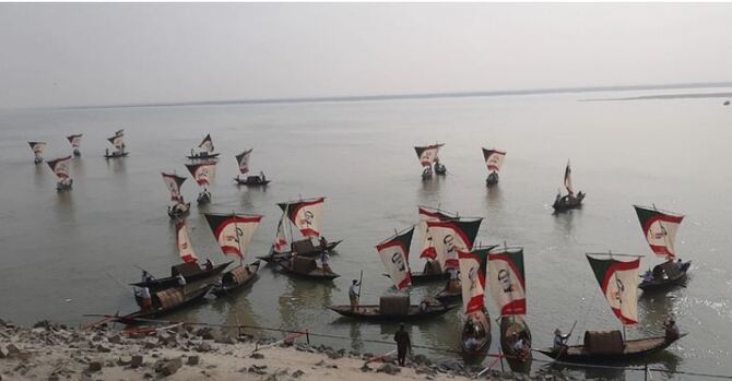 শত নৌকায় জাতির পিতার জন্মশতবার্ষিকী উদযাপন বিজিবির