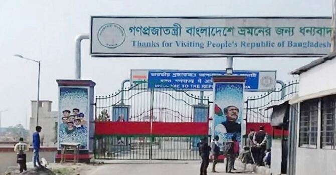 পেট্রাপোলে কর্মবিরতি, ভারত-বাংলাদেশে আমদানি-রফতানি বন্ধ