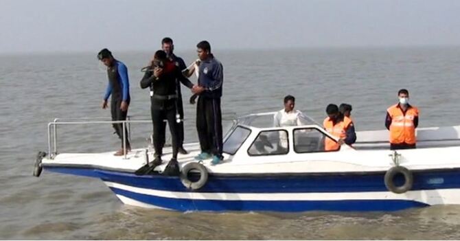 বরযাত্রীর ট্রলারডুবি: ৪৫ ঘণ্টা পরও উদ্ধার হননি নিখোঁজ ৮ যাত্রী