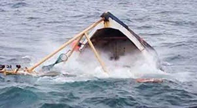 রাতে ট্রলার ডুবল সন্ধ্যায়, শ্রমিক নিখোঁজ