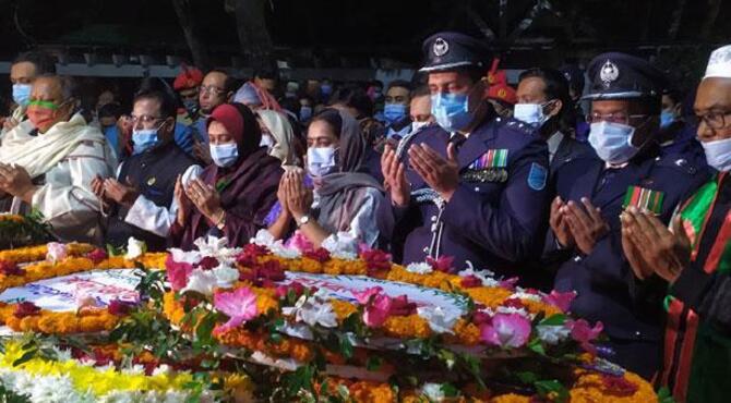 টুঙ্গিপাড়ায় বঙ্গবন্ধুর সমাধিতে সর্ব সাধারণের শ্রদ্ধা