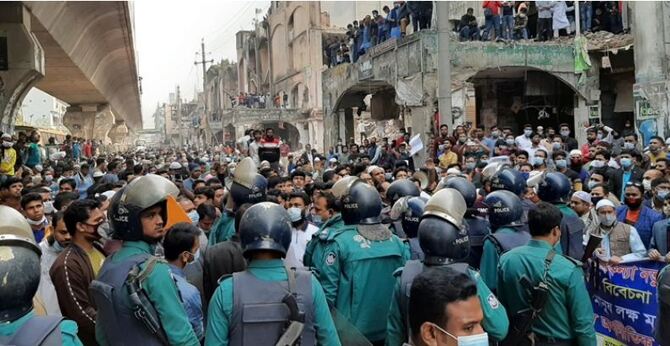 ফুলবাড়িয়া মার্কেটে ফের উচ্ছেদ অভিযান, ব্যবসায়ীদের বিক্ষোভ