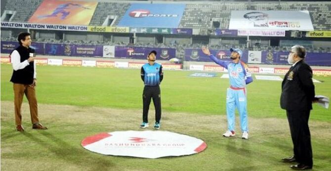 ফাইনালে ওঠার লড়াইয়ে টস জিতে ব্যাটিংয়ে ঢাকা