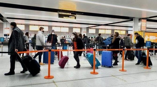 নতুন সংক্রমণে সঙ্কটে যুক্তরাজ্য, ২০ দেশের সঙ্গে যোগাযোগ বিচ্ছিন্ন