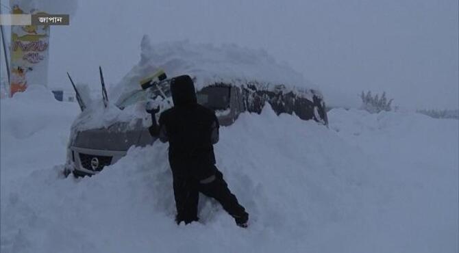 তীব্র তুষারপাতে বিপর্যস্ত জাপানের জনজীবন