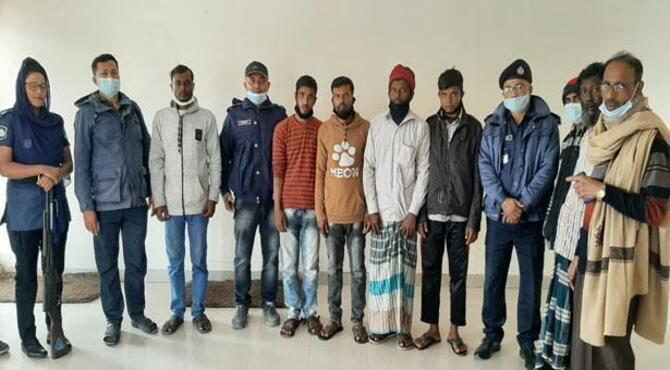 বঙ্গোপসাগরে ২২ ঘণ্টা ভাসমানের পর ৪ জেলে উদ্ধার, নিখোঁজ ৩