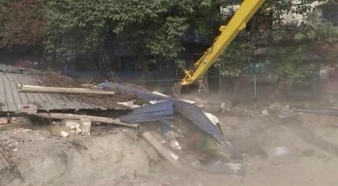 বসিলায় বুড়িগঙ্গা তীরের অবৈধ স্থাপনা উচ্ছেদ