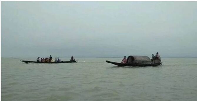 মেঘনায় ট্রলারের ধাক্বায় নৌকাডুবি, মাঝি নিখোঁজ