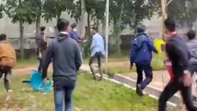 শহীদদের শ্রদ্ধা জানাতে গিয়ে ছাত্রলীগ ও ছাত্রদলের সংঘর্ষ