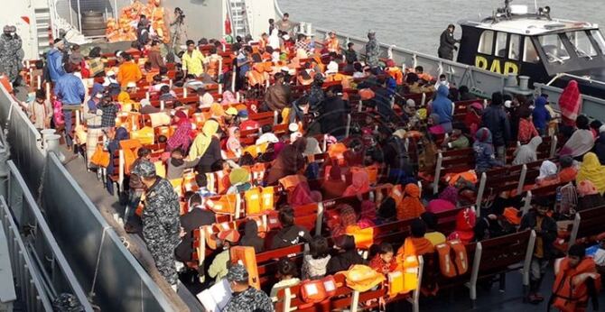 ভাসানচরের পথে রোহিঙ্গাবাহী জাহাজ