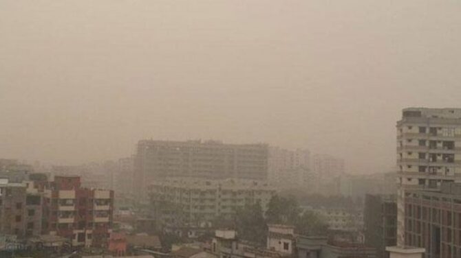 কুয়াশার মধ্যেও সূর্যের উঁকি, উত্তরে হালকা বৃষ্টির সম্ভাবনা