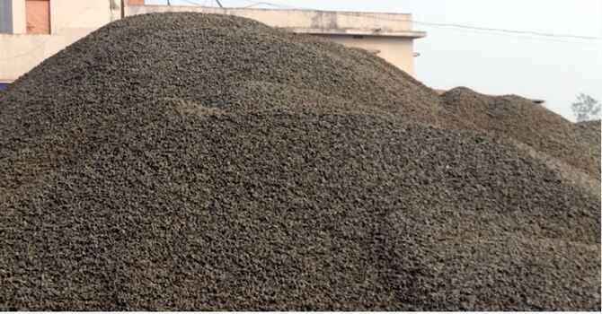 ভোমরা বন্দরে ফল আমদানি কমেছে, বেড়েছে পাথরের