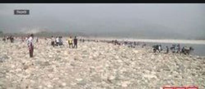 অপার সৌন্দর্যের মুগ্ধতায় ভিড় বাড়ছে সাদাপাথরের নদীতে