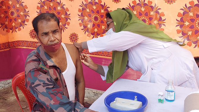 হিলিতে দ্বিতীয় দিনেও চলছে করোনা টিকা গ্রহন