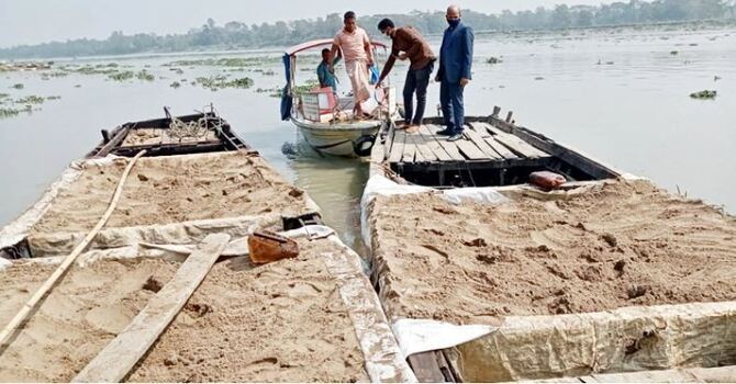 হালদায় অভিযান : ১৫ ইঞ্জিনচালিত নৌকা ধ্বংস