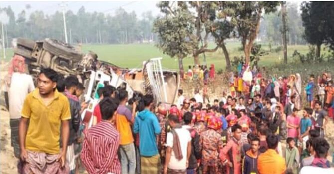 সিরাজগঞ্জে বাস-ট্রাক সংঘর্ষে নিহত ৫