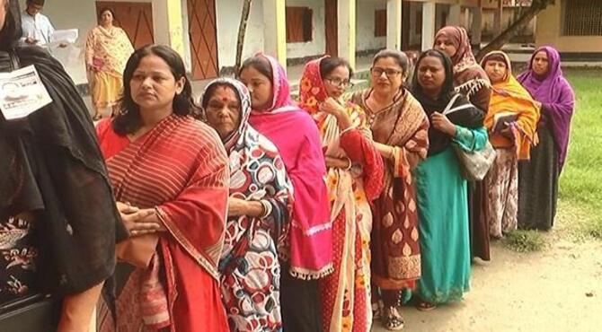 চতুর্থ ধাপে ৫৫ পৌরসভায় ভোটগ্রহণ চলছে