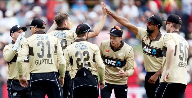 শ্বাসরুদ্ধকর ম্যাচে অস্ট্রেলিয়াকে ৪ রানে হারাল নিউজিল্যান্ড