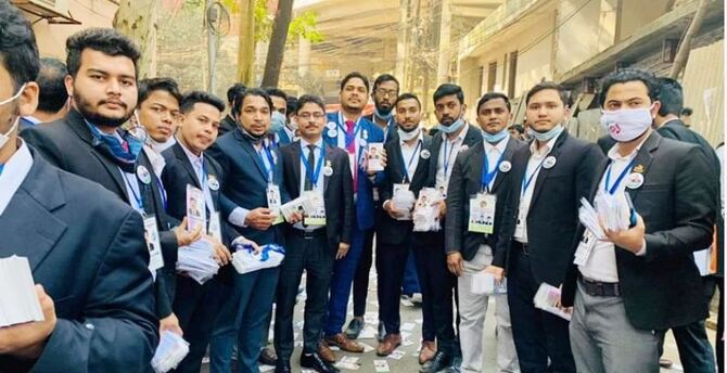 চট্টগ্রাম জেলা আইনজীবী সমিতি নির্বাচনে ভোটগ্রহণ চলছে