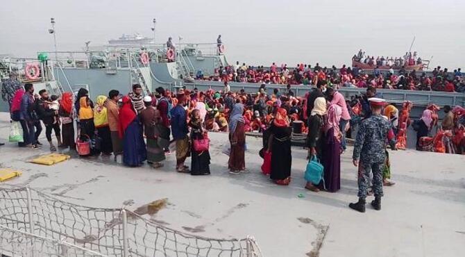 ভাসানচরের পথে রোহিঙ্গাদের জাহাজ
