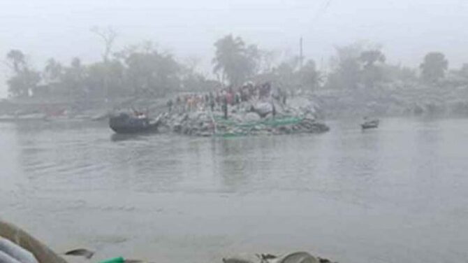 আশাশুনিতে ট্রলারডুবি, নিখোঁজ ৩