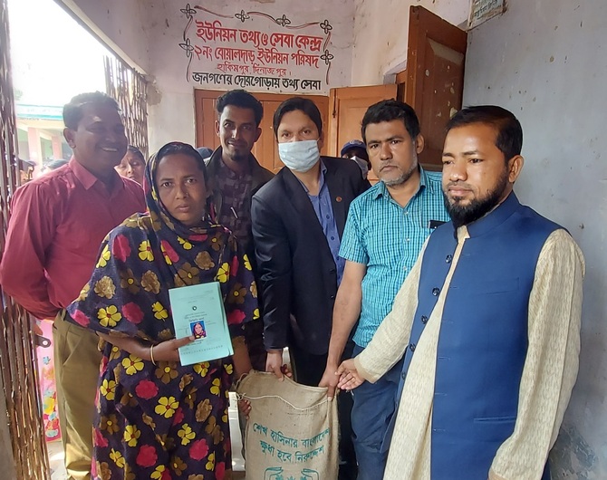 হিলিতে ভিজিডির কার্ড ও চাল বিতরণ