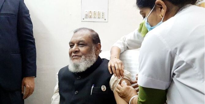 টিকা নিলেন মুক্তিযুদ্ধবিষয়ক মন্ত্রী