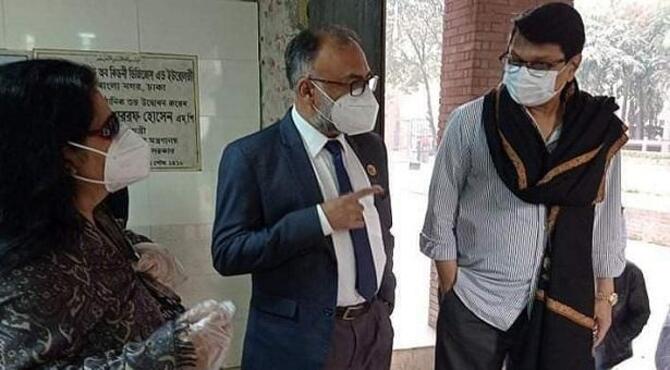 টিকা নিলেন রুনা লায়লা ও আলমগীর