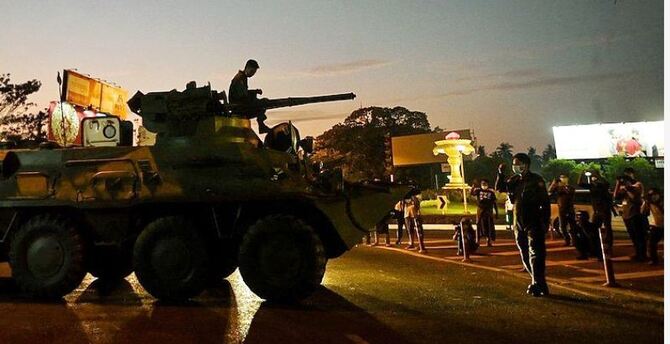 মিয়ানমারের রাস্তায় সাঁজোয়া যান, ইন্টারনেট সংযোগ বিচ্ছিন্ন