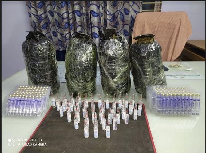 হিলিতে গাঁজা,এ্যাম্পল ও চেতনানাশক ইনজেকশন উদ্ধার করছে গোয়েন্দা সংস্থার সদস্যরা